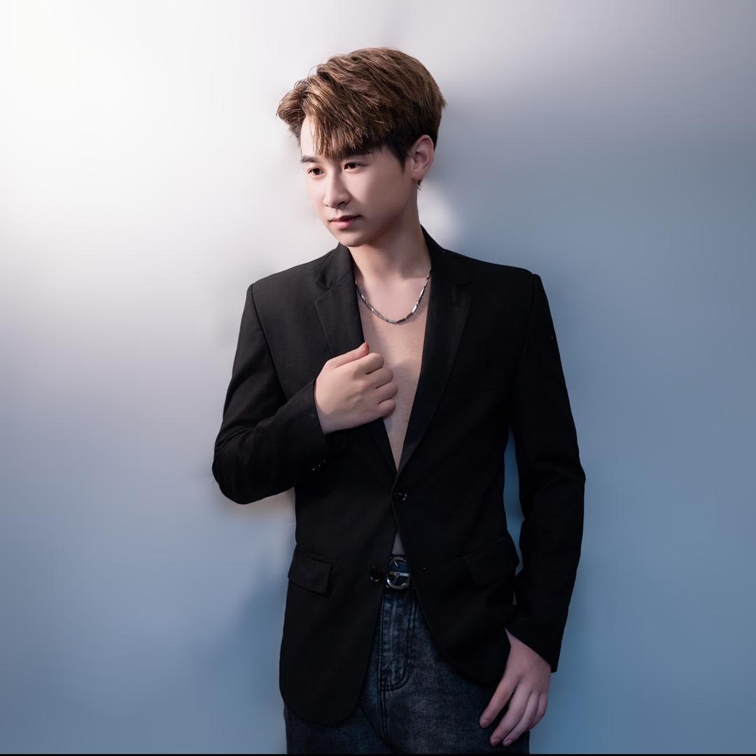 张梓烨专注烫染🥇