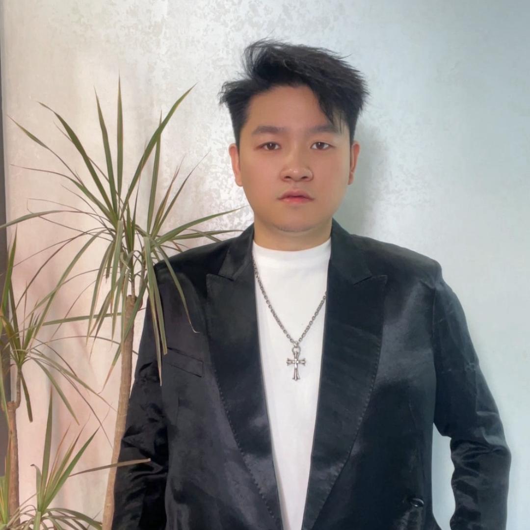 亚伦@