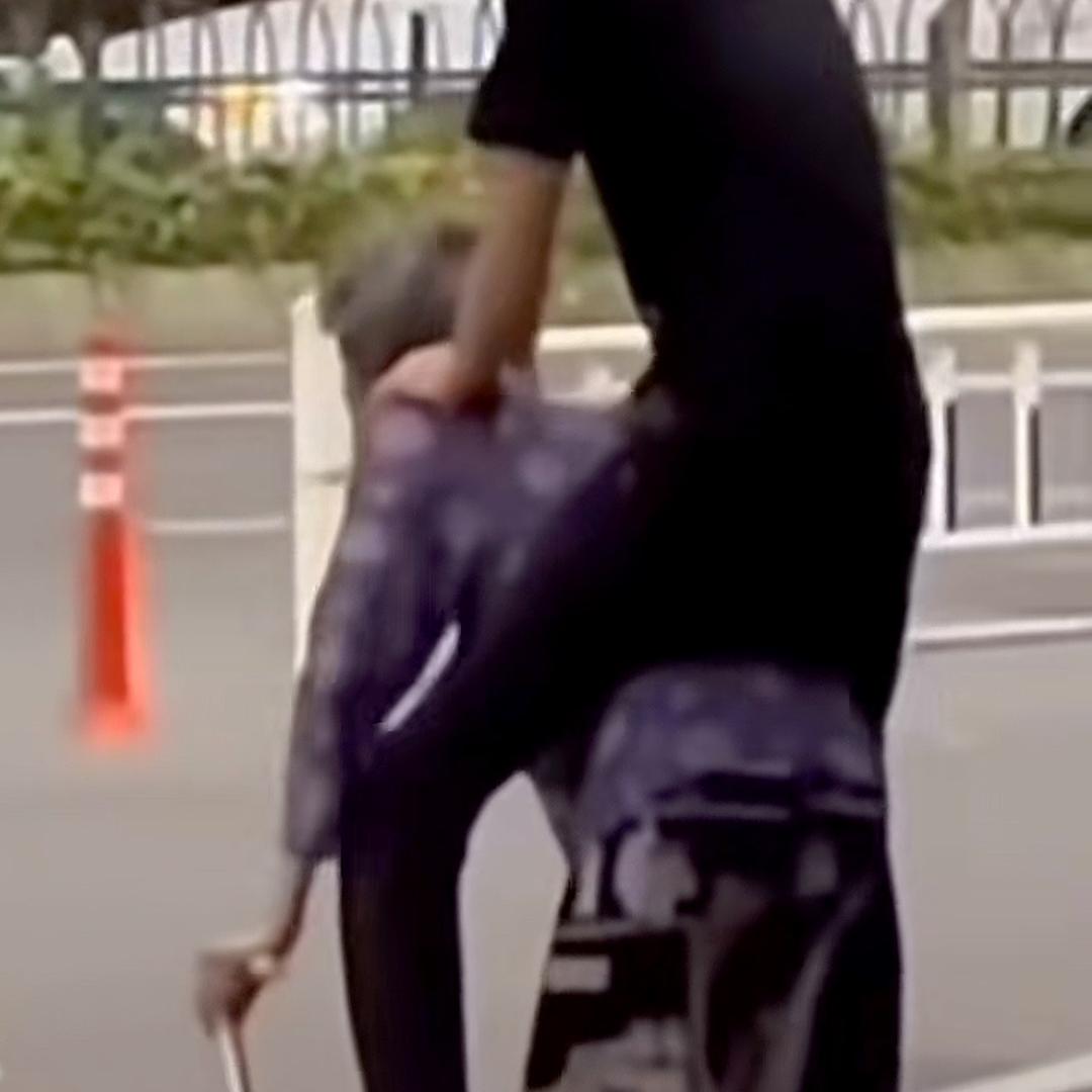 骑老奶奶过马路（三角洲行动）