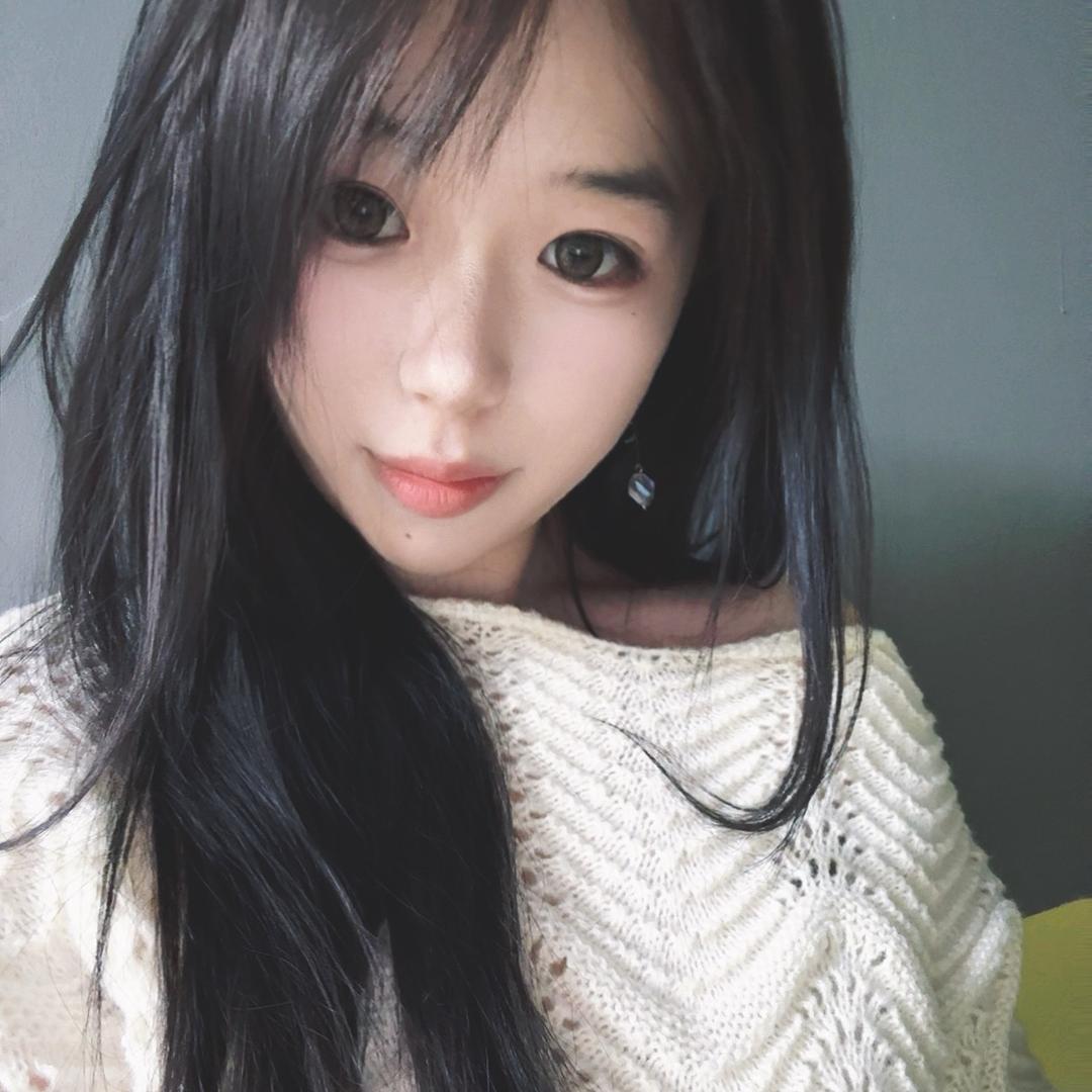 小依.