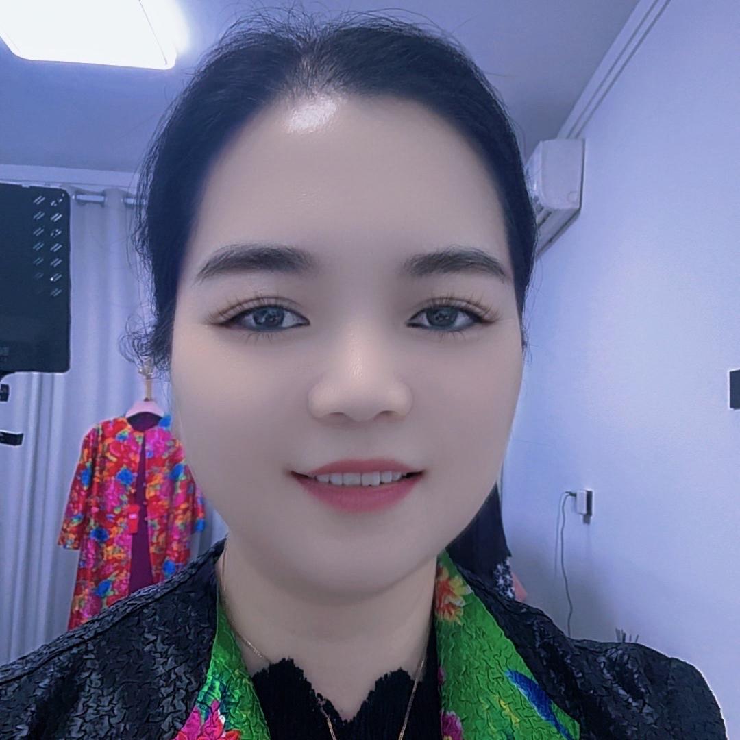 皇姿秀服装