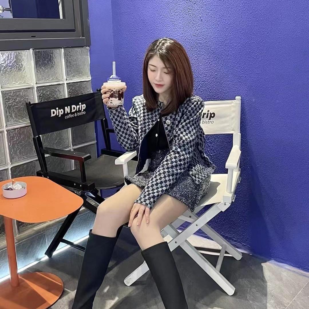 谣谣两颗小虎牙