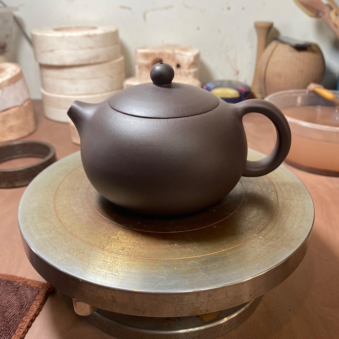 小王在做紫砂壶