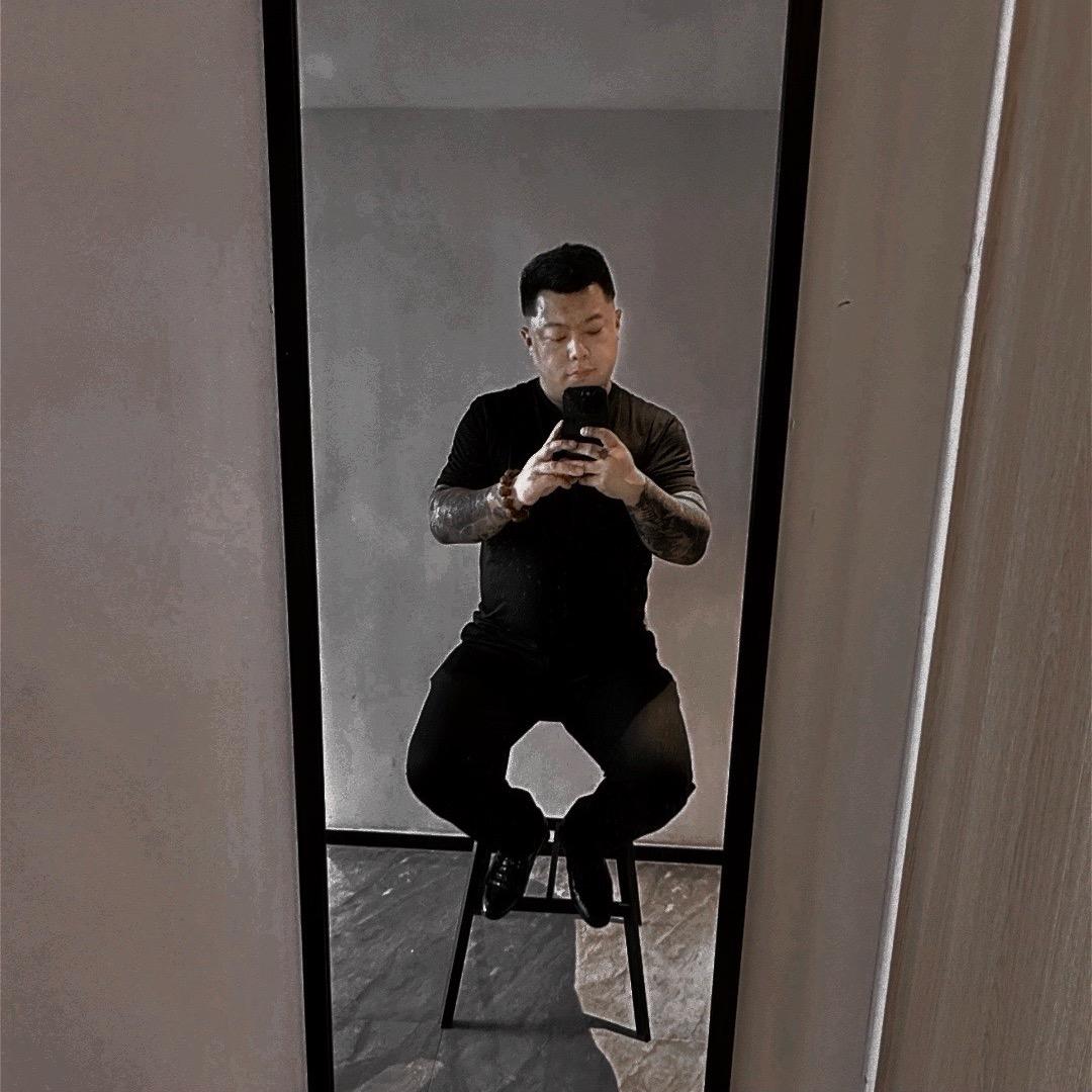 一块腹肌的男人๑