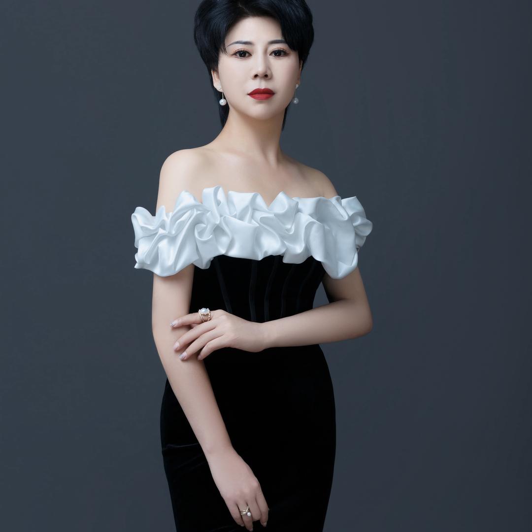 平乡玲玲（婚礼司仪 团购达人）