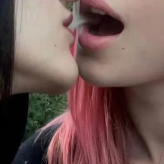 纞