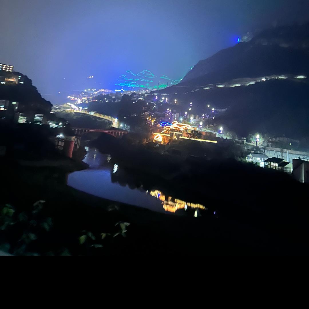乌漆麻黑