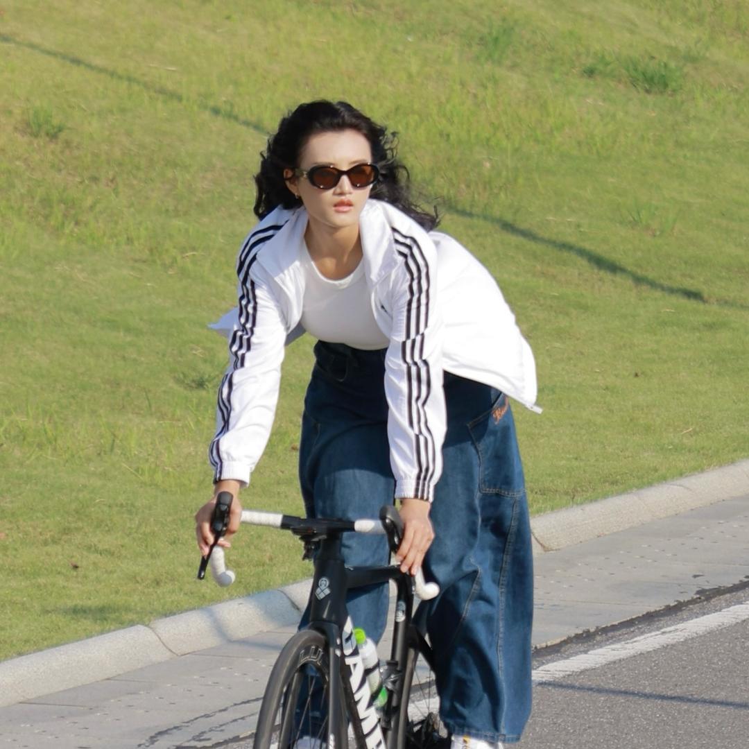 金玲咔咔骑@抖音