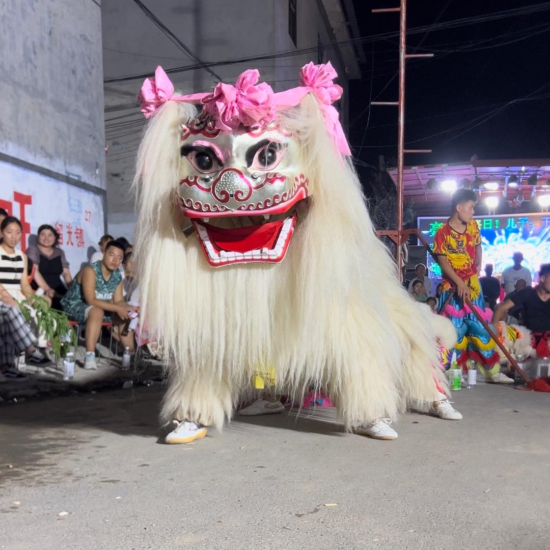 梁山小白狮表演团（团长张强）