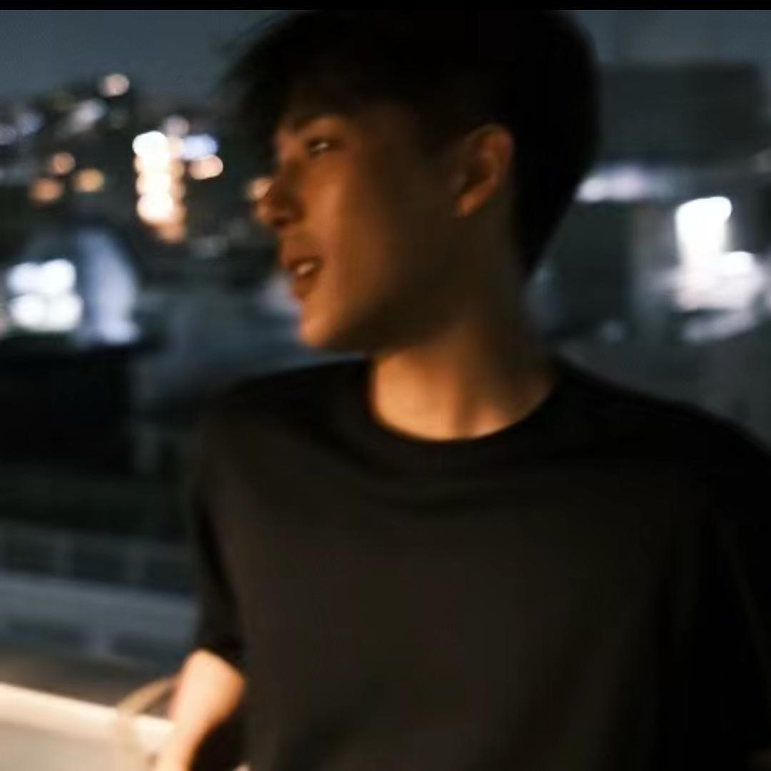 你脸红了.