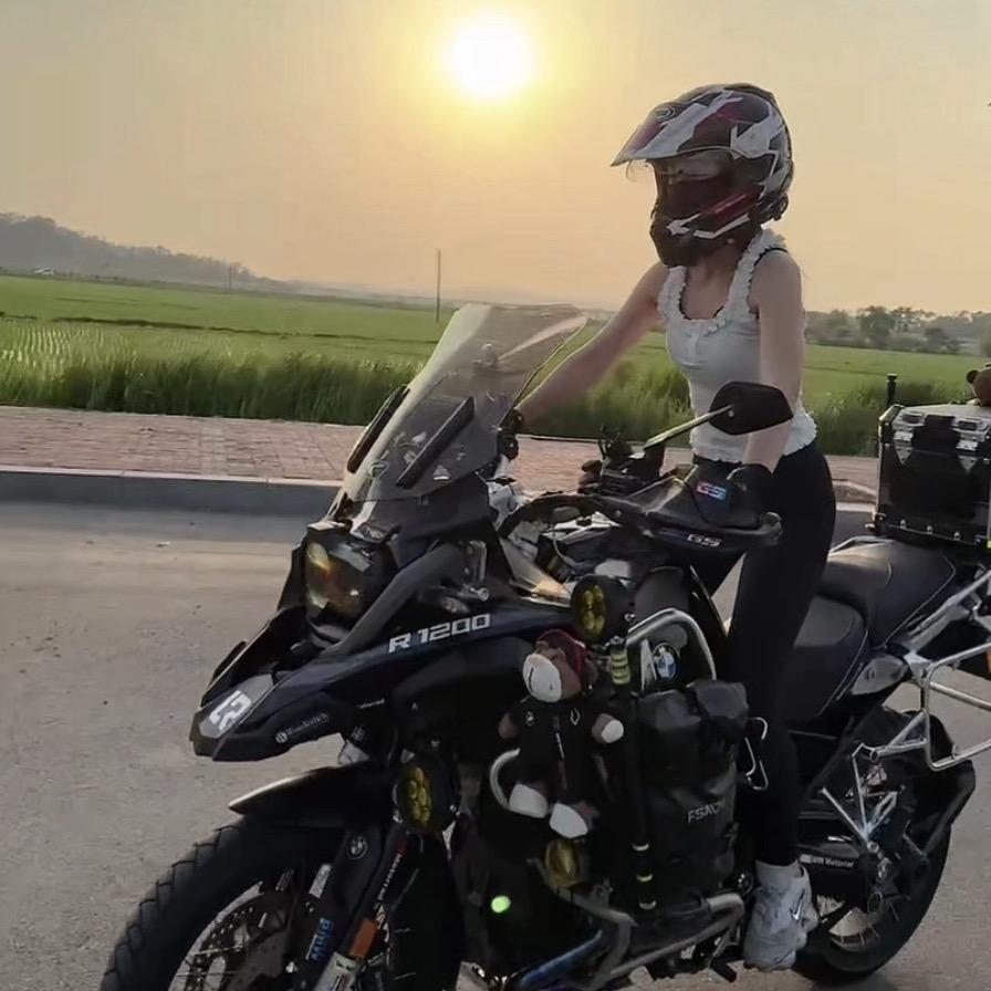 爱骑车的小姐姐