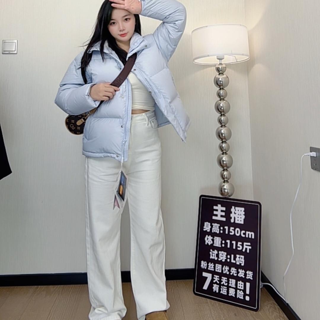 叁个黄羽绒服女装