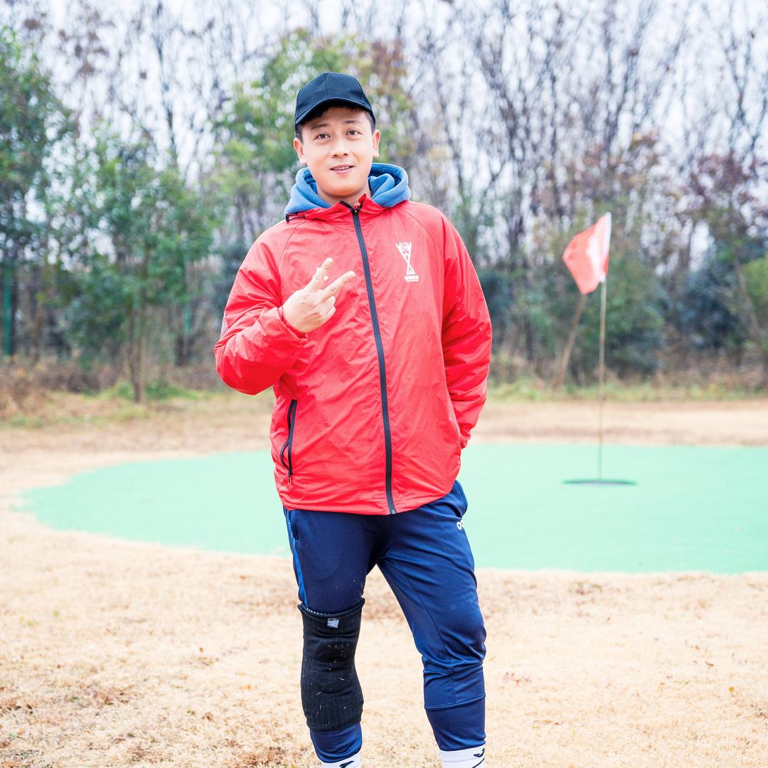 爱踢足高的碧根果小伙