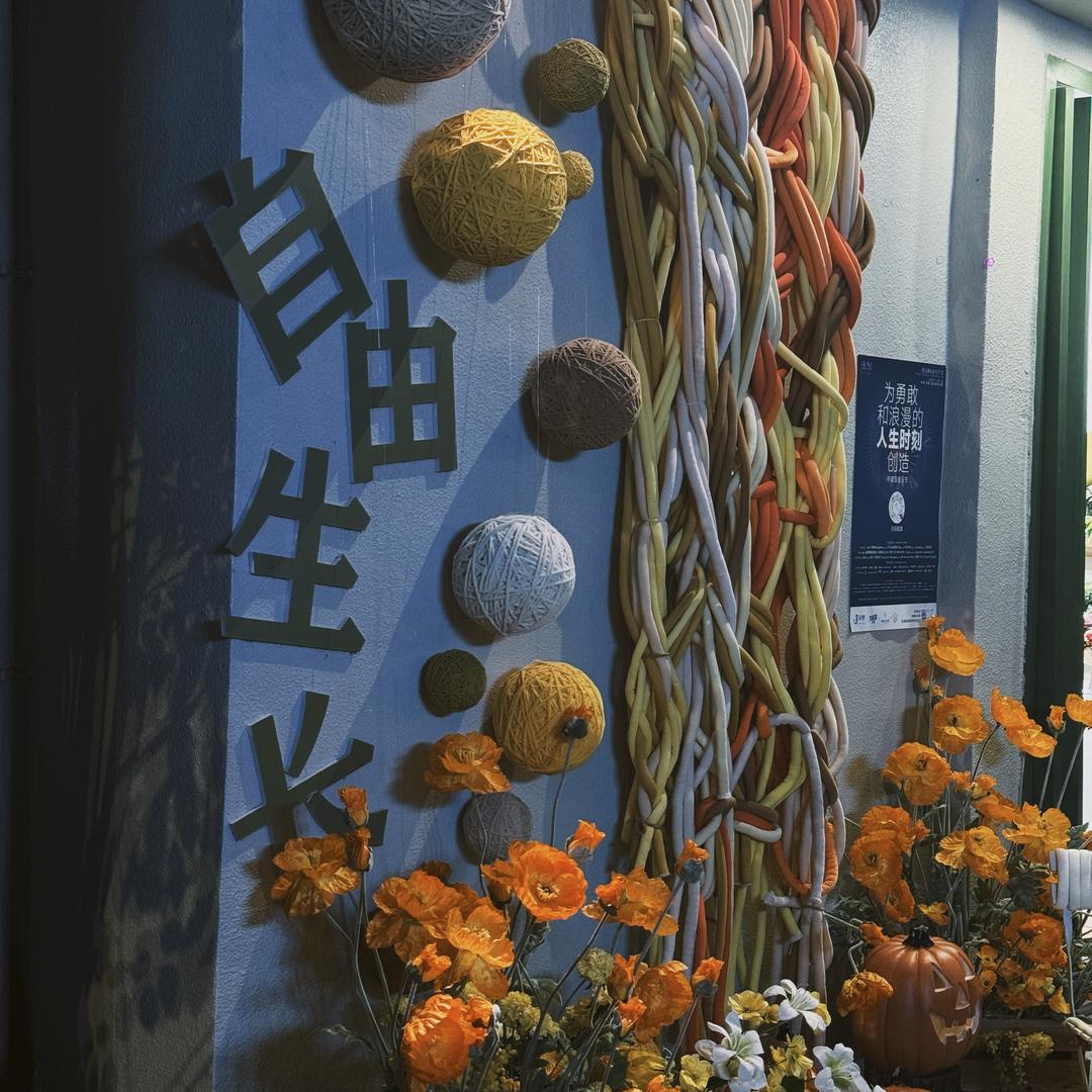 阅山湖萱萱
