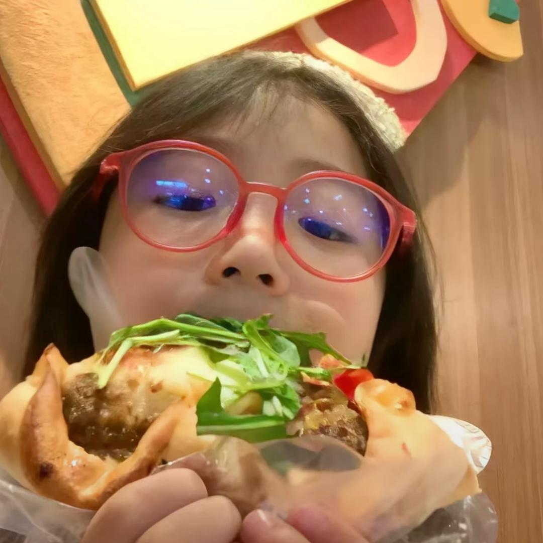 欣.