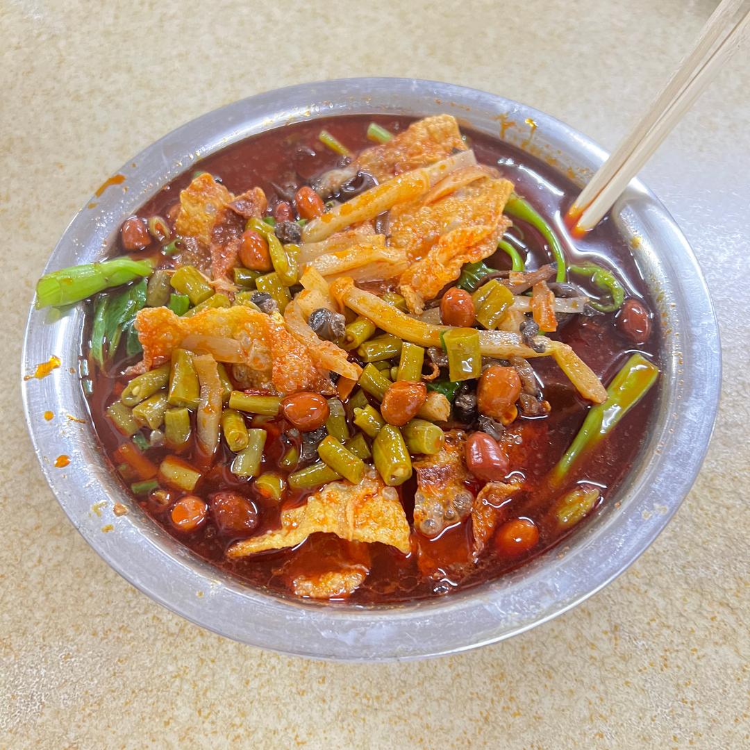 吃螺蛳粉弄脏白衣服