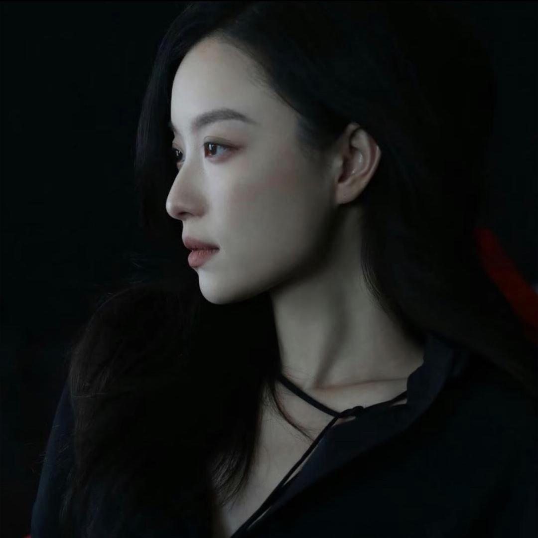 疯狂爱吃榴莲的内向女同志