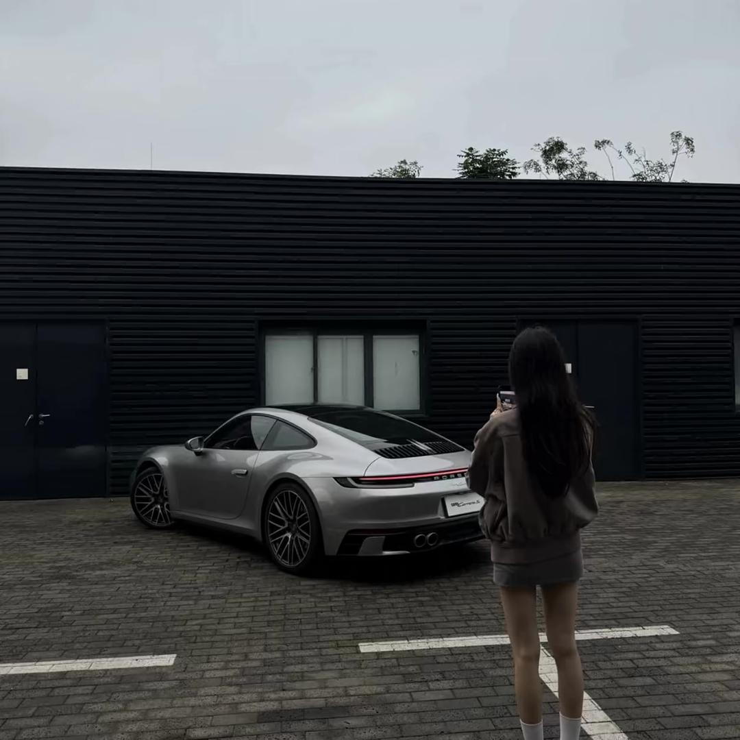郑少.