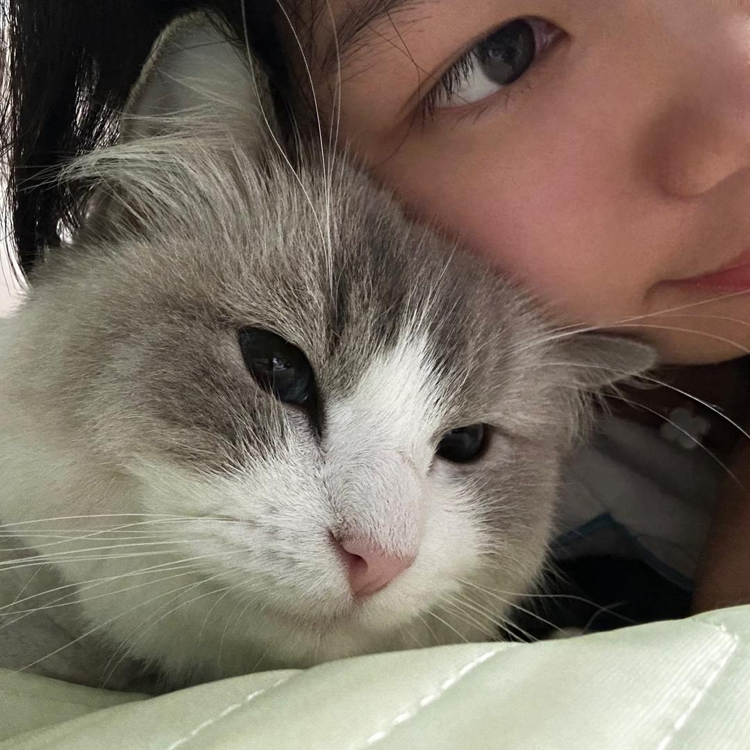 微胖八字刘海女孩