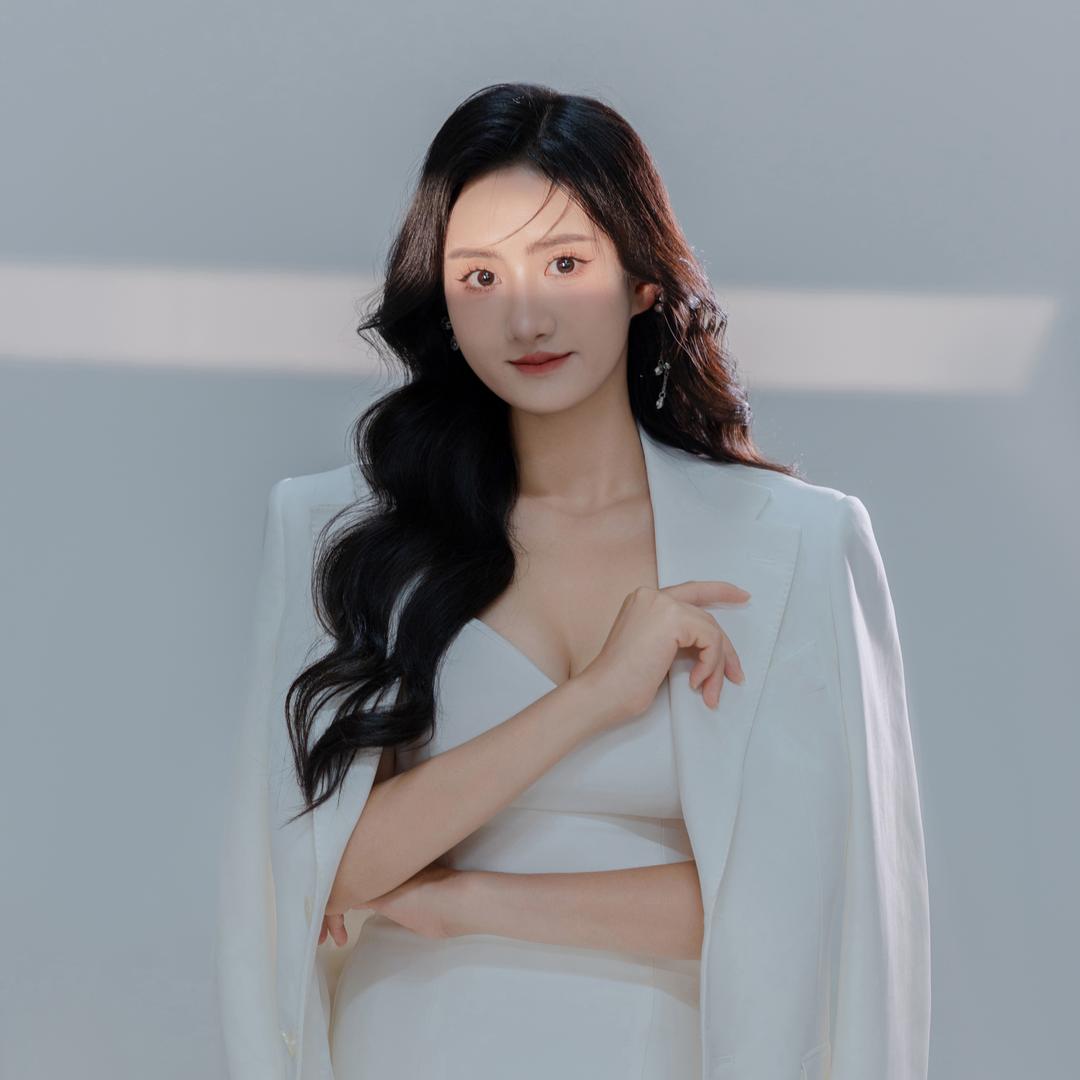 主持人李莉®