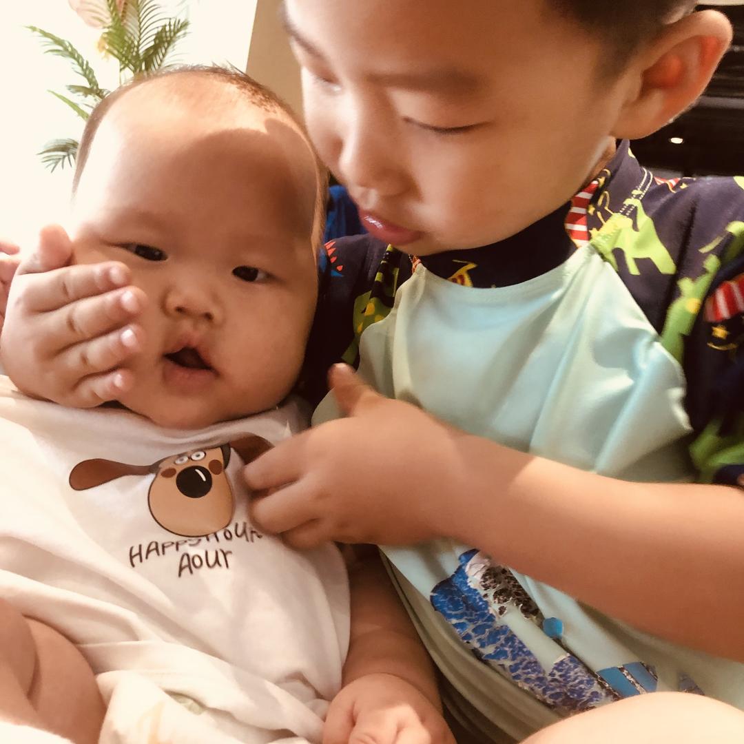 丁丁哥和小香港弟弟