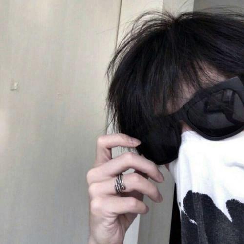 墨镜别掉Sir