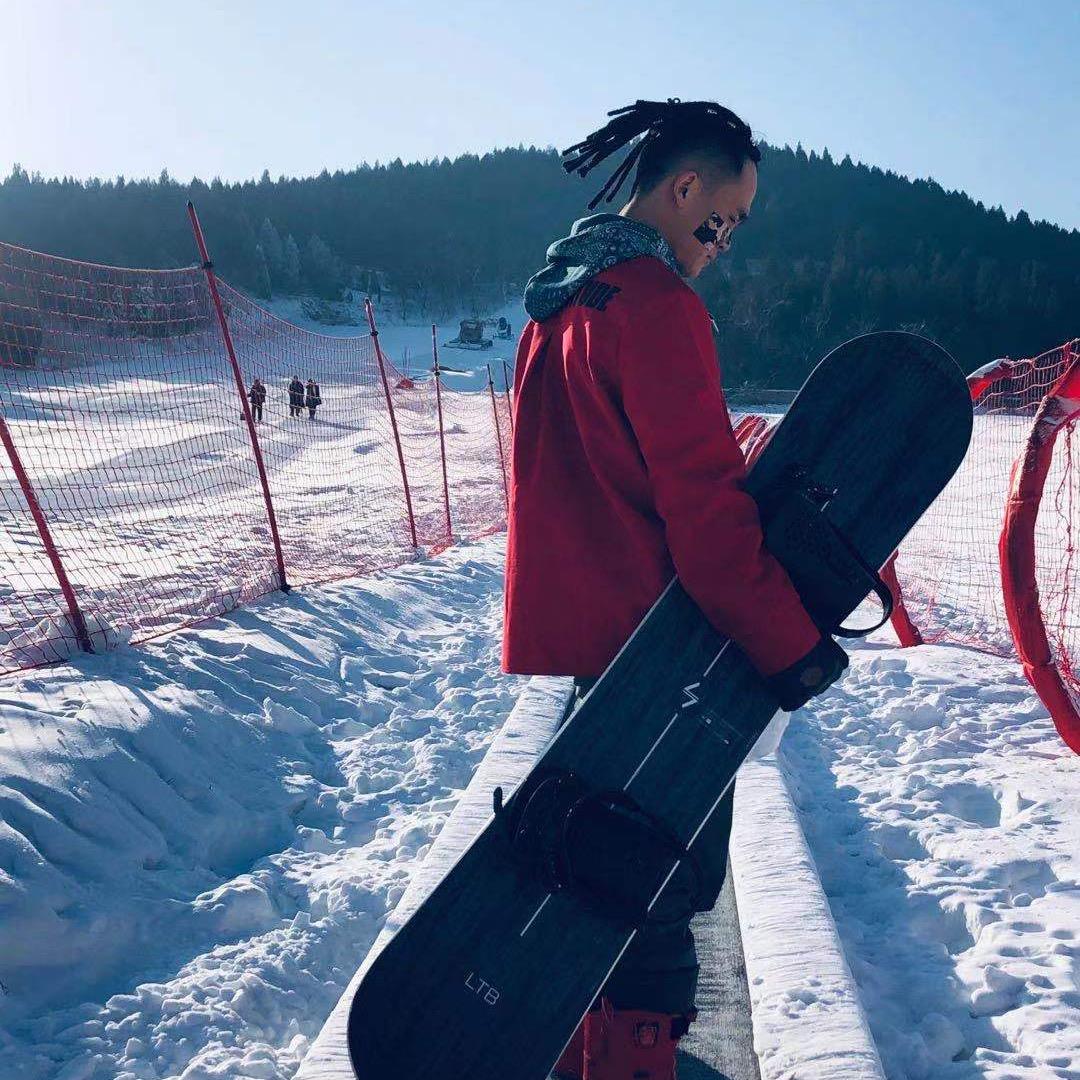 康康（单板滑雪约课中）