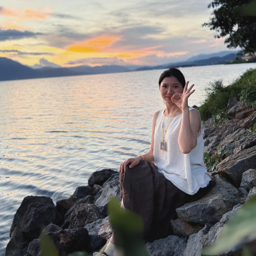 张汐妍在海外