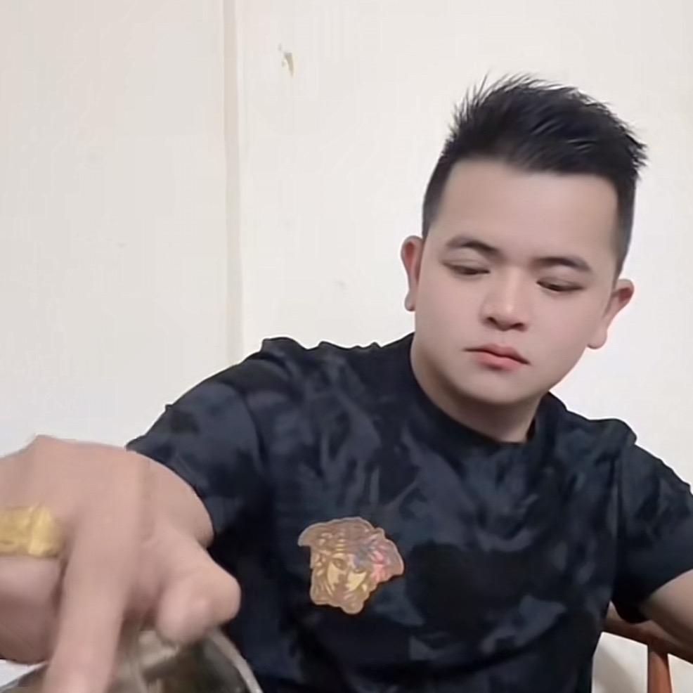 安少，半人半鬼