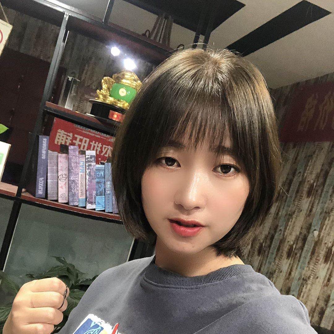 👧