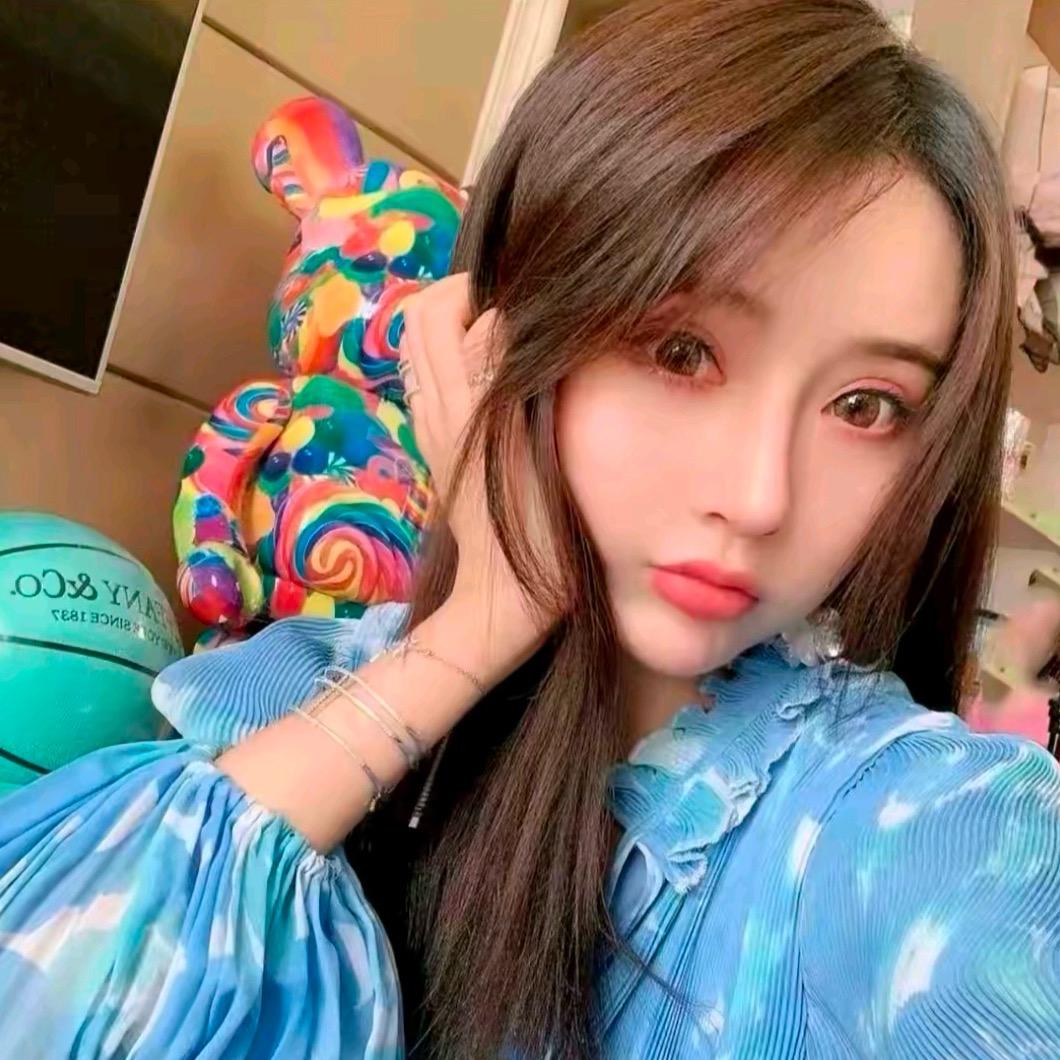 杨依姗（爆款穿搭）