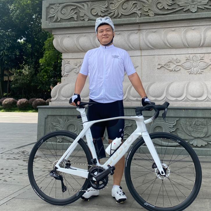 骑车的小梁同学-