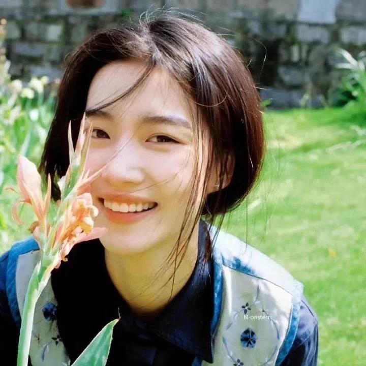 在八月