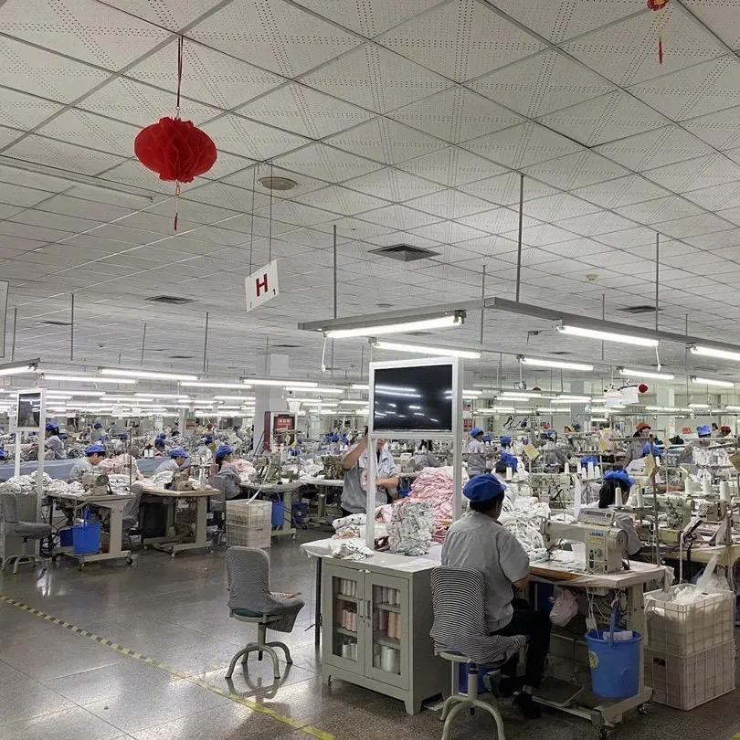 萌趣童装工厂店铺