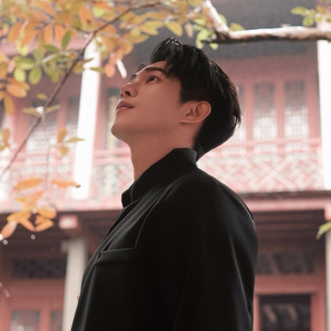何以琛.