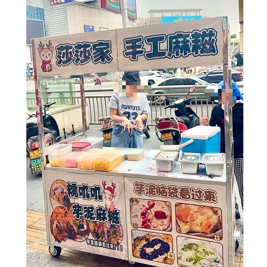 莎莎戴眼镜在步行街盛香亭门口（周一休息