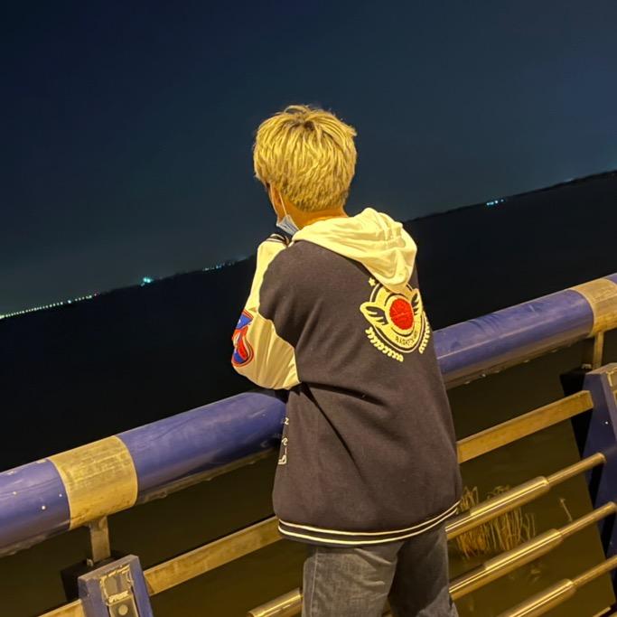 一名专业干婚礼的年轻男孩