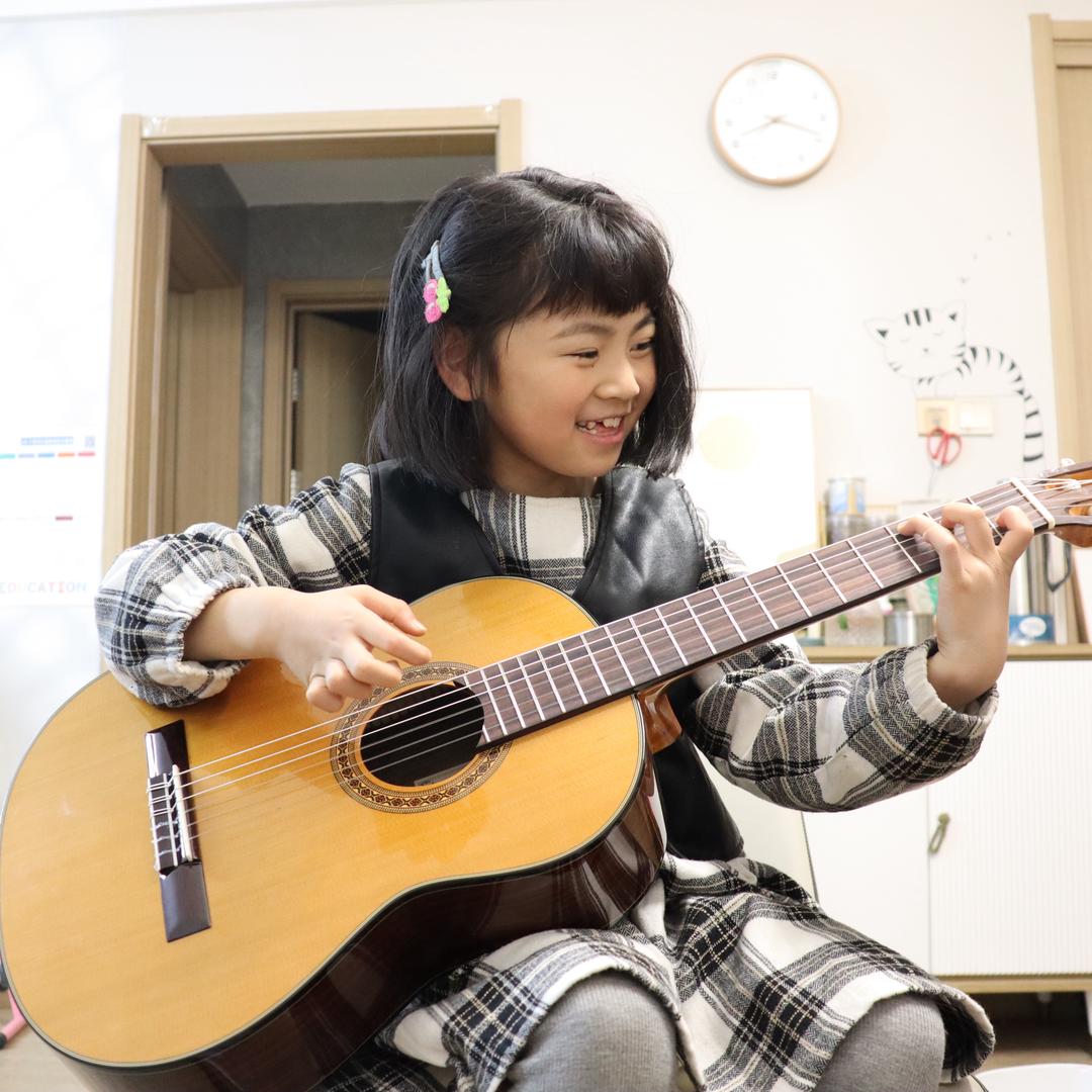 洛洛学吉他
