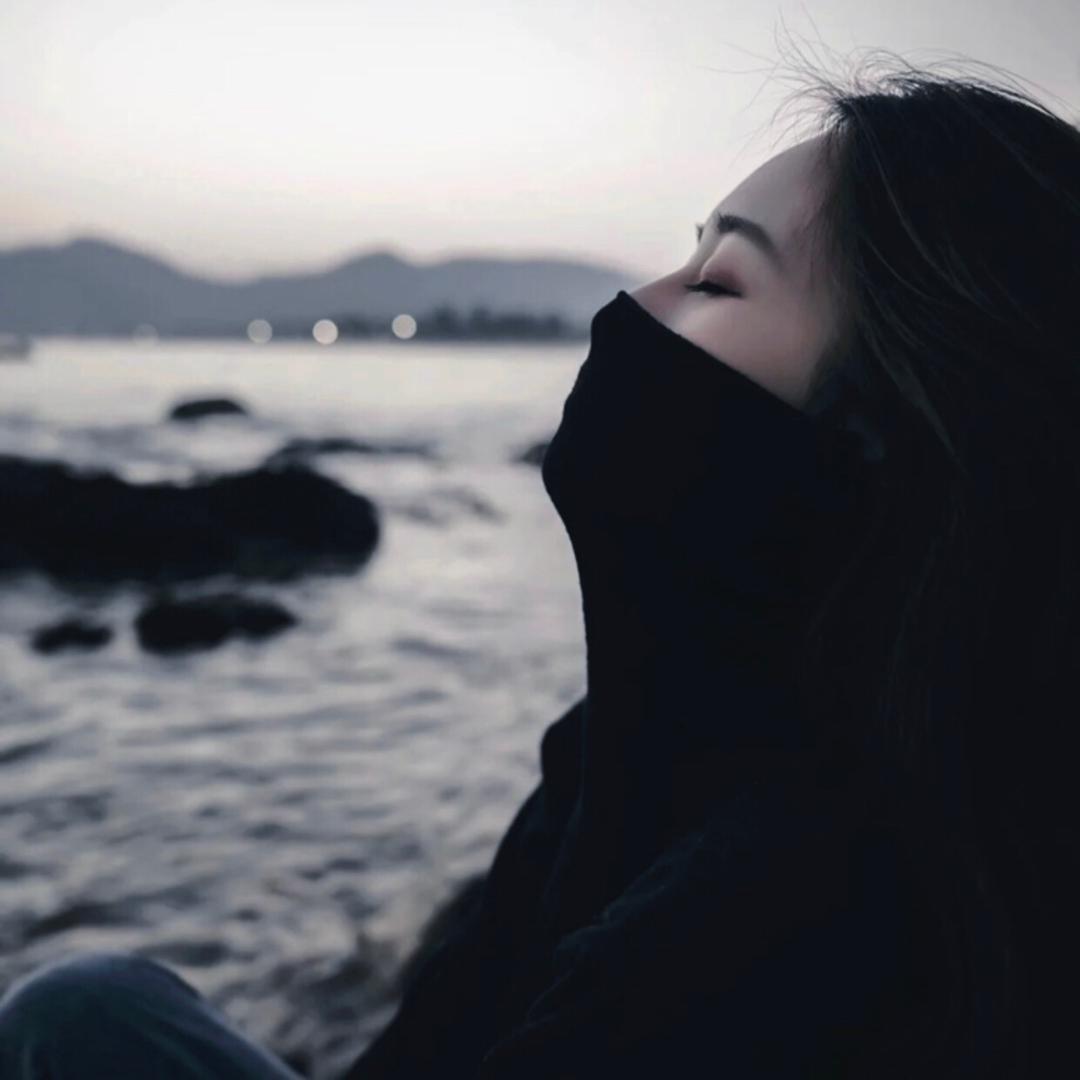 左左.