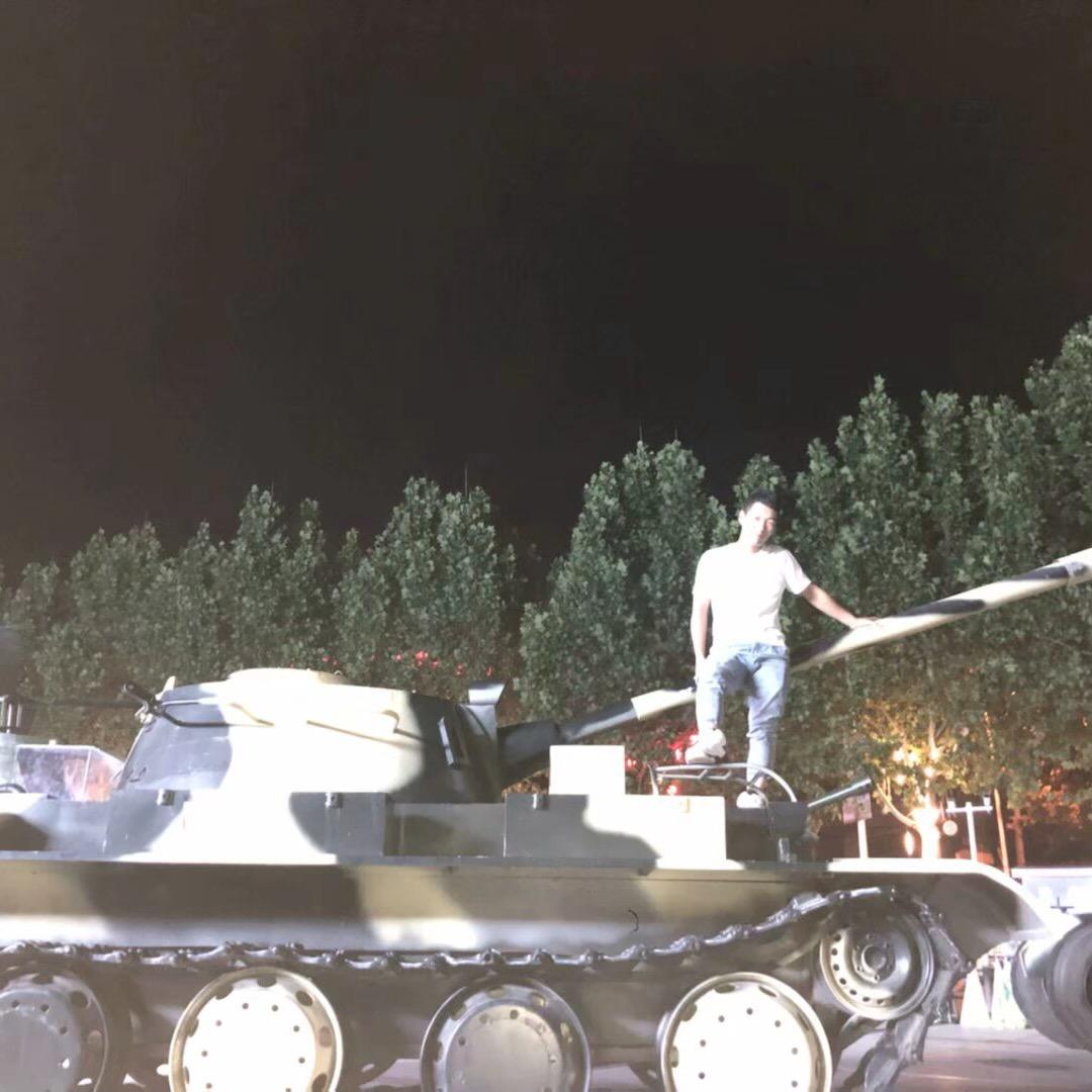 一个做军模的小伙子