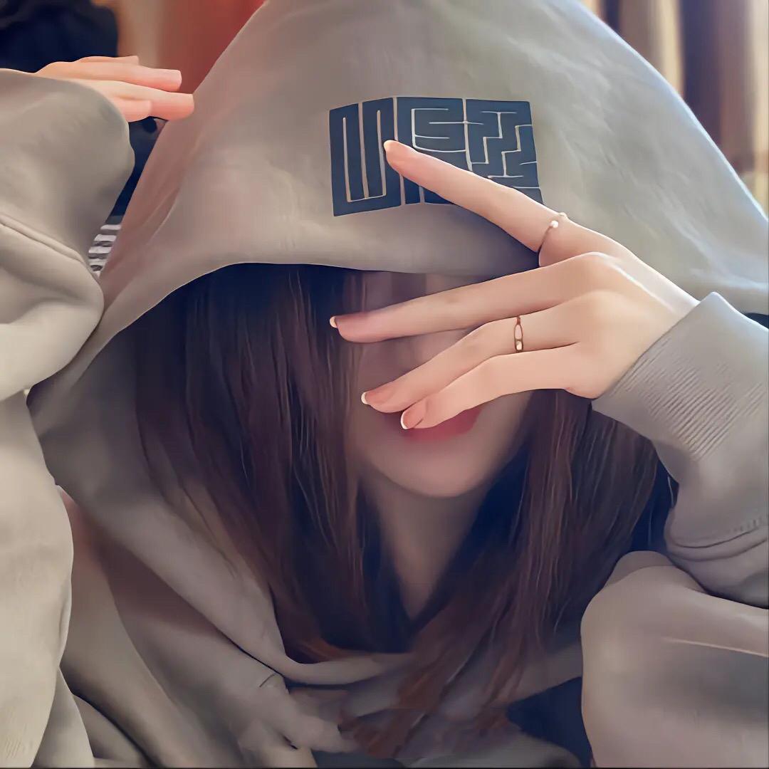 捂着耳朵静静