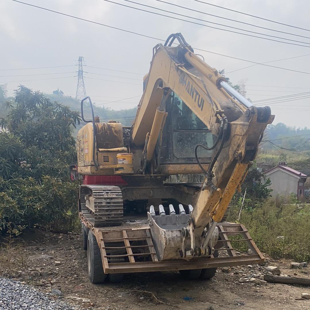 专业大小挡土墙挖机出租小哥哥