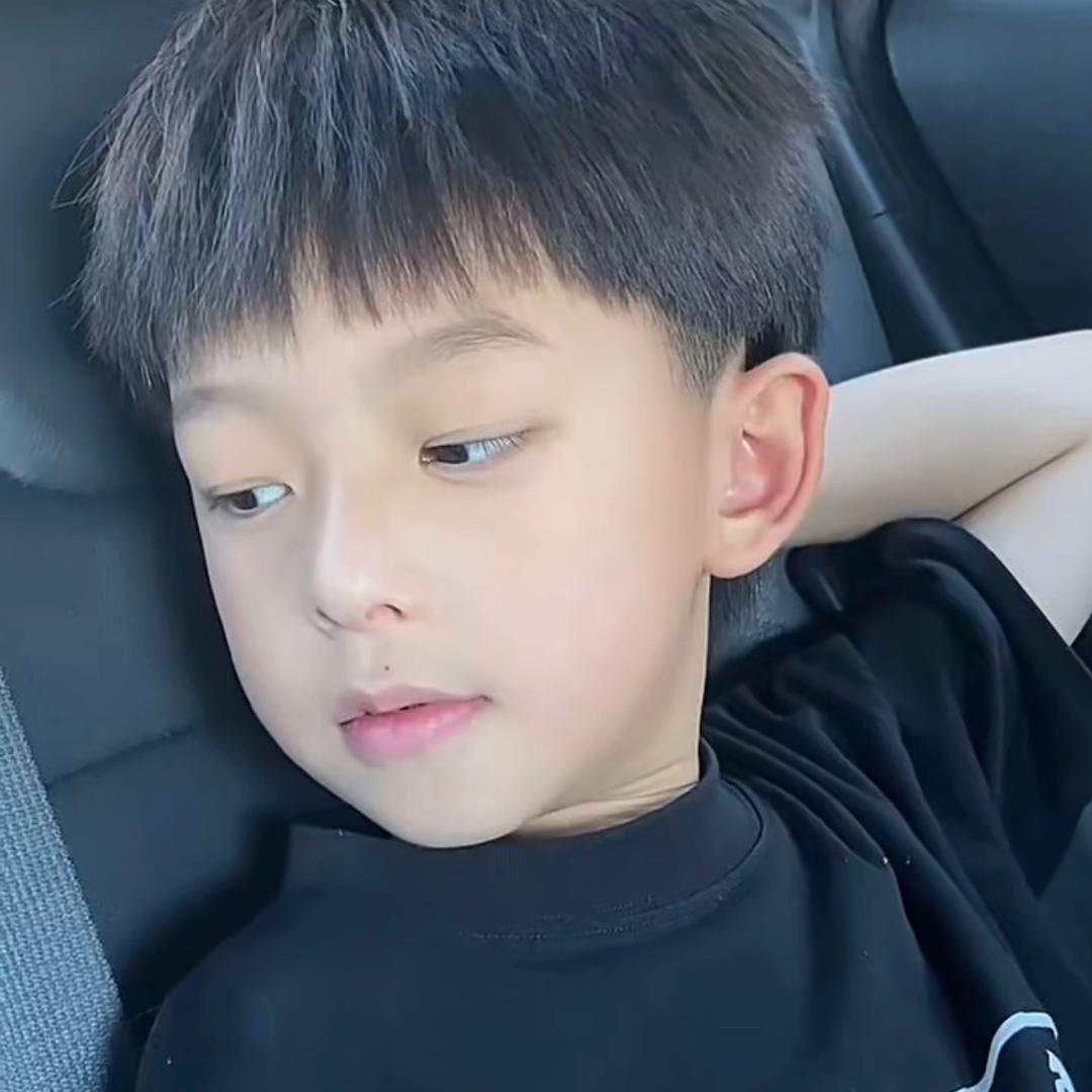 别想拿哥的处.