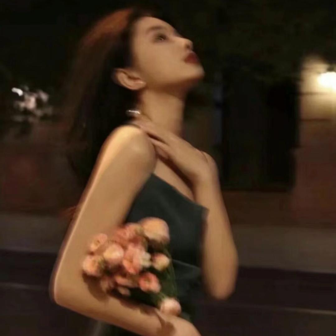 是露露💕