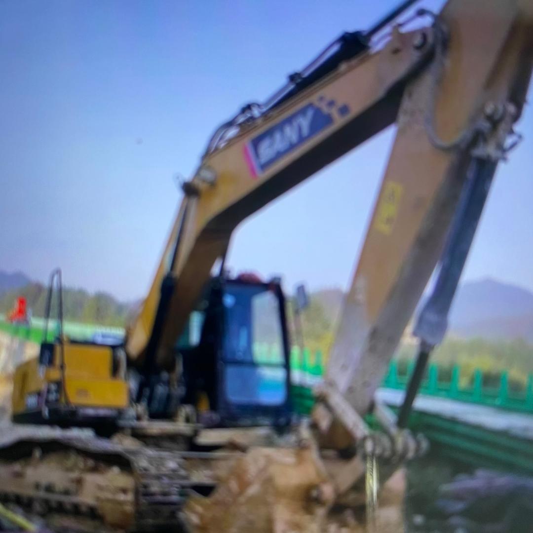 开挖机的🎤张山亿
