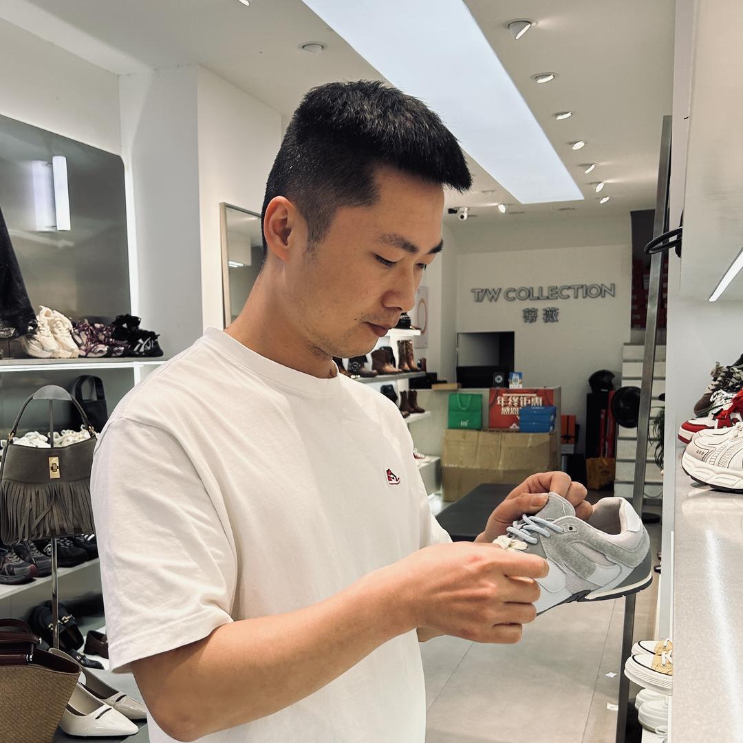 卖女鞋的小周