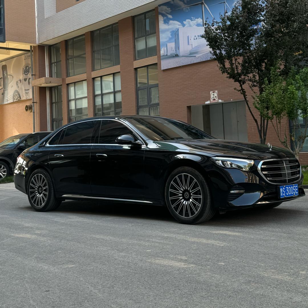 黑色奔驰E