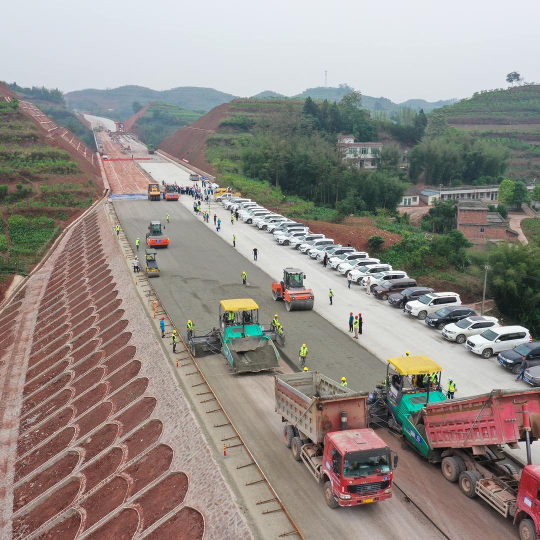 重庆移动破碎 洗刨机 摊铺机