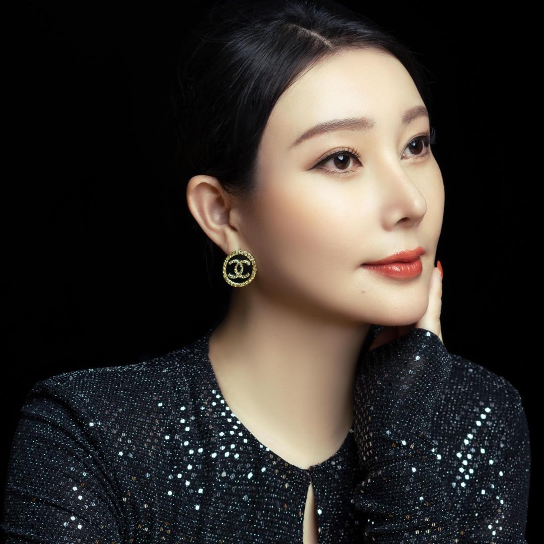 申伊童颜50岁余院长变美说明书