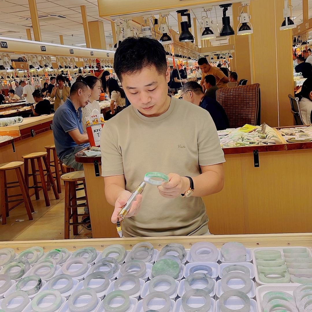 古睿珠宝翡翠手镯工厂